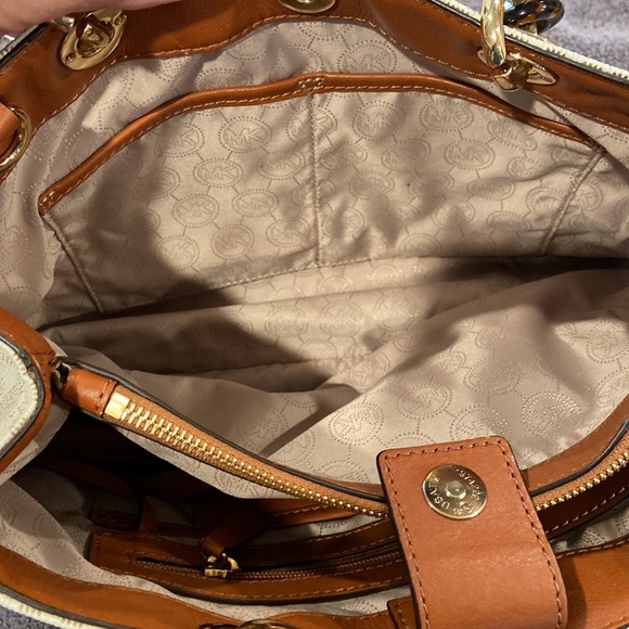 Michael Kors white signature Jet Set purse - Picture 4 of 11